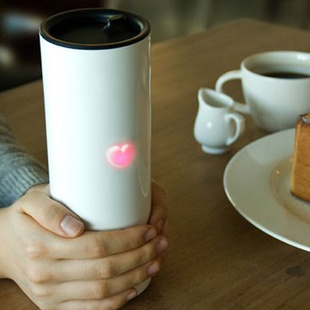 会哄人的手握亮灯水杯 heart tea
