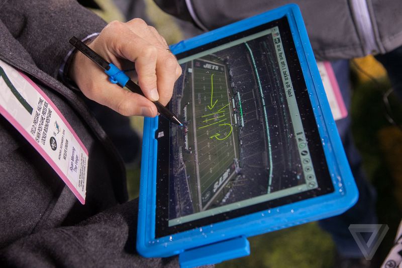 nfl-microsoft-surface-pro-canon-0162_resize.0